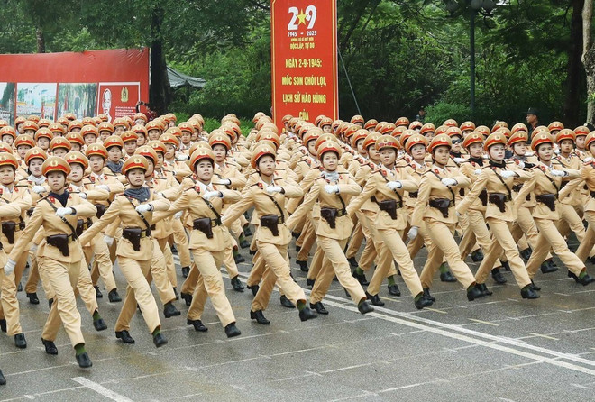 Des policières lors d'une répétition du défilé de la Fête nationale. Photo : Collaborateur/VietnamPlus a80-12.jpg