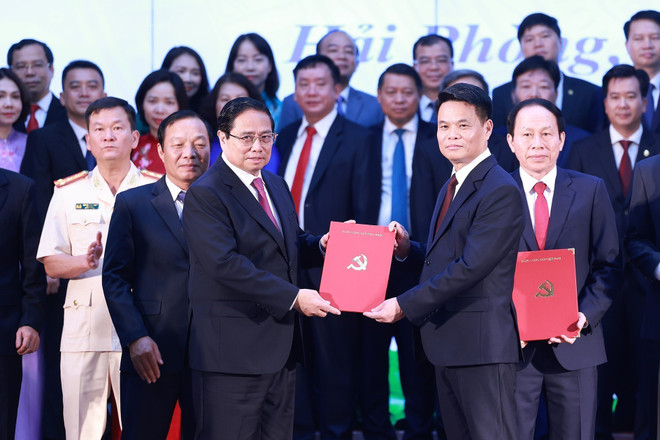 Le Premier ministre Pham Minh Chinh a remis les résolutions et les décisions concernant les et individus concernés. Photo: VNA vna-potal-thu-tuong-du-le-cong-bo-cac-nghi-quyet-quyet-dinh-cua-trung-uong-ve-sap-nhap-don-vi-hanh-chinh-cho-thanh-pho-hai-phong-8121940.jpg