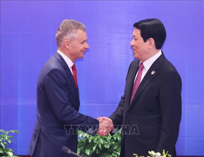 Le président de la République du Vietnam, Luong Cuong (droite) et le vice-ministre australien chargé des Affaires étrangères et du Commerce, Matt Thistlethwaite. Photo: VNA 1761382957101.jpg