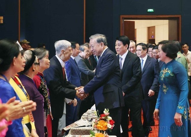 Le secrétaire général du Parti Tô Lâm, le président de la République Luong Cuong, le Premier ministre Pham Minh Chinh et d'autres dirigeants du Parti et de l'État présents à la rencontre des personnes méritantes et témoins historiques exemplaires tenue le 24 juillet à Hanoi, à l'occasion du 78e anniversaire de la Journée des Invalides de guerre et des Morts pour la Patrie (27 juillet 1947 – 2025). Photo : VNA anh-7.jpg