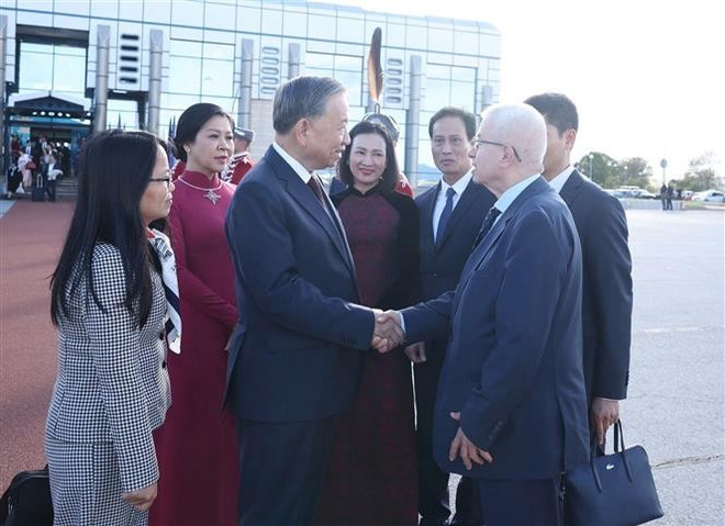 Cérémonie d’adieu en l’honneur du secrétaire général du Parti Tô Lâm et de son épouse à l’aéroport international de Sofia. Photo: VNA vna-potal-tong-bi-thu-to-lam-ket-thuc-chuyen-tham-chinh-thuc-bulgaria-8360883.jpg