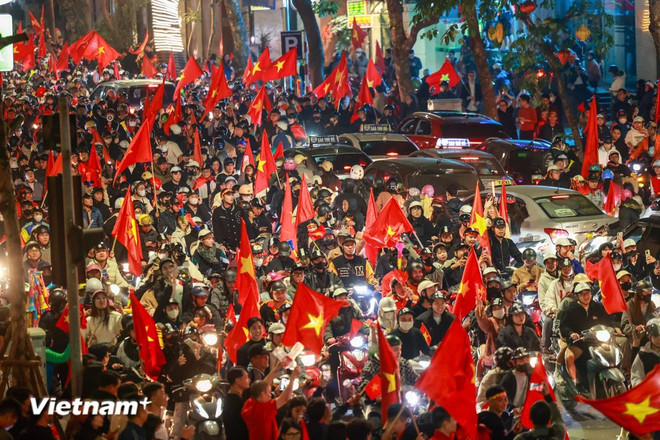 À Hanoï, les rues du centre-ville ont été bondées de foules en fête jusqu'à minuit. Photo: VietnamPlus chien-thang.jpg