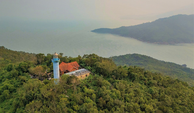 À l'instar de nombreuses autres îles, Son Cha abrite un phare remarquable, perché au point culminant. Son accès requiert l'ascension d'un sentier de plus de 500 marches à la pente assez abrupte. Photo : VNA 5-kham-pha-ve-dep-hoang-so-cua-dao-son-cha-da-nang-7989951.jpg