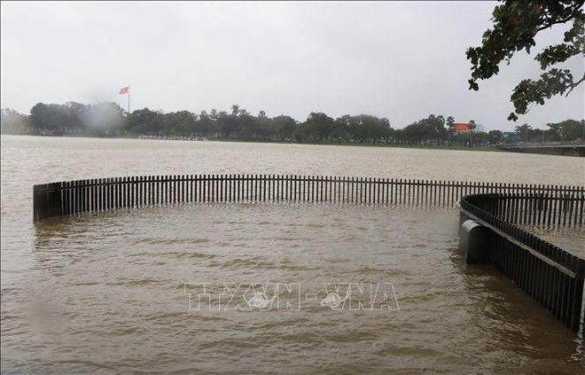 Le pont piétonnier le long de la rivière Huong à Huê submergé par les crues ayant dépassé le niveau d’alerte 1 dans la matinée du 22 octobre. Photo: VNA hue-2.jpg
