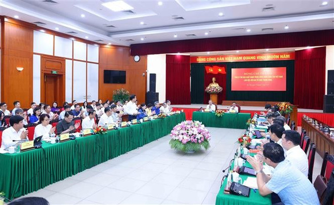 Le secrétaire général du Parti communiste du Vietnam (PCV), Tô Lâm, travaille avec la Commission centrale de l'organisation du Parti. Photo: VNA vna-potal-tong-bi-thu-to-lam-lam-viec-voi-ban-to-chuc-trung-uong-8058041.jpg