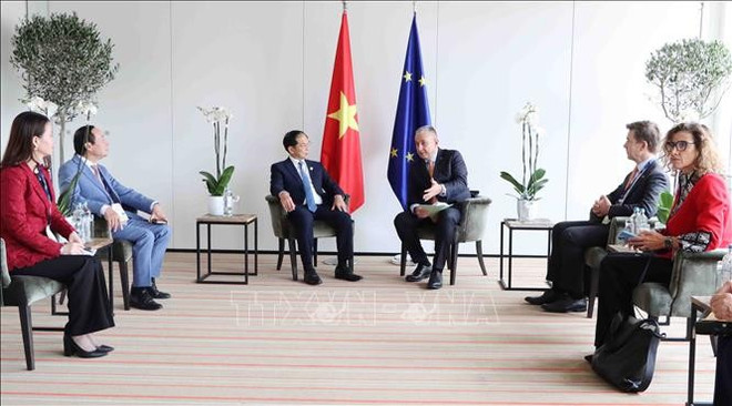 Le vice-Premier ministre vietnamien, Bui Thanh Son (gauche), et le commissaire européen aux Partenariats internationaux, Jozef Sikela. Photo: VNA cao-uy-ca.jpg