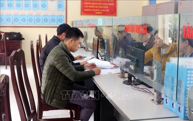 Des gens viennent effectuer des démarches administratives au niveau communal, province de Ha Nam. Photo: VNA ha-nam1-151222.jpg