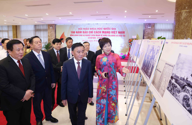 Des délégués visitent l'exposition photo thématique consacrée aux 100 ans de presse révolutionnaire vietnamienne, organisée par l’Agence vietnamienne d’information. Photo: VNA vna-potal-hoi-thao-khoa-hoc-quoc-gia-100-nam-bao-chi-cach-mang-viet-nam-dong-hanh-cung-su-nghiep-cach-mang-ve-vang-cua-dang-va-dan-toc-8064189.jpg