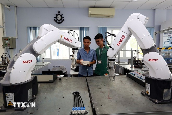 Pratique de robots à Hô Chi Minh-Ville. Photo: VNA robot.jpg
