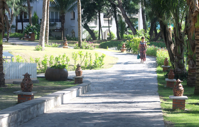 Au Muine Bay Resort, dans le quartier de Mui Ne (province de Lâm Dông), les allées se parent de céramiques cham, conférant à l’espace une touche culturelle authentique et raffinée. Photo : VNA anh-7-1.jpg