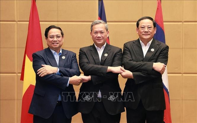 Le Premier ministre Pham Minh Chinh avec son homologue cambodgien Samdech Thipadei Hun Manet et son homologue lao Sonexay Siphandone. Photo: VNA thu-tuong-3.jpg