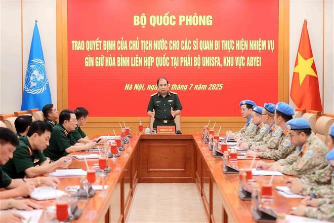 Le général de corps d’armée Phung Sy Tan, chef d’état-major général adjoint de l’Armée populaire du Vietnam et vice-président du Comité directeur du ministère de la Défense pour la participation aux opérations de maintien de la paix de l’ONU, s'exprime lors de la cérémonie. Photo: VNA vna-potal-trao-quyet-dinh-cho-cac-si-quan-di-thuc-hien-nhiem-vu-tai-phai-bo-gin-giu-hoa-binh-lien-hop-quoc-tai-phai-bo-unisfa-khu-vuc-abyei-8164381.jpg