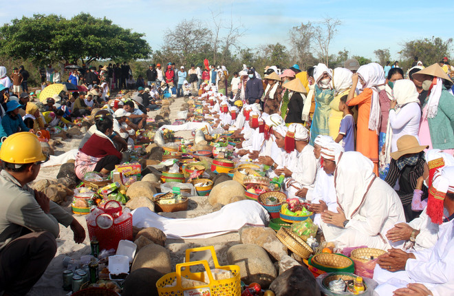 Le rite de purification des tombes lors du Têt Ramưwan représente une pratique spirituelle singulière de la communauté cham, éveillant l’intérêt tant des chercheurs que des visiteurs désireux de découvrir cette tradition. Photo : VNA anh-5-1.jpg