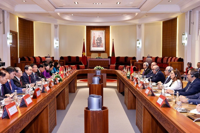 Panorama de l'entretien entre le président de la Chambre des représentants du Maroc, Rachid Talbi Alami (droite), et le président de l'Assemblée nationale du Vietnam, Trân Thanh Mân. Photo: VNA vna-potal-chu-tich-quoc-hoi-tran-thanh-man-hoi-dam-voi-chu-tich-ha-vien-maroc-8171783.jpg