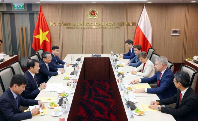 Le général Luong Tam Quang, ministre de la Sécurité publique (gauche) reçoit le vice-Premier ministre et ministre du Numérique de la République de Pologne, Krzysztof Gawkowski. Photo: cand.com.vn z7159604483435-c6ef81496e753e403-1761538645553.jpg