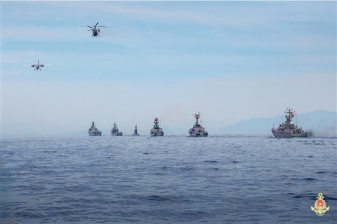 Les aéronefs de surveillance maritime : incluant l’impressionnant DHC‑6, véritable « œil dans le ciel », capable de décoller et d'atterrir sur l’eau, utilisé pour la reconnaissance, la surveillance, les missions de secours médical d’urgence et les opérations SAR en mer. Photo: VNA vna-potal-san-sang-cho-man-dieu-binh-cac-luc-luong-vu-trang-tren-bien-8250044.jpg