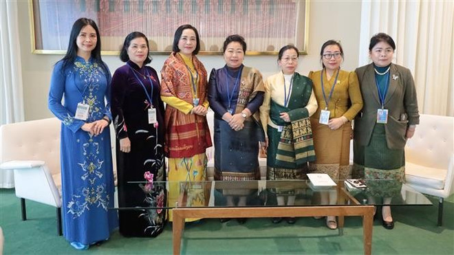 La vice-présidente de l'Assemblée nationale du Vietnam (AN), Nguyen Thi Thanh (3e à gauche) et la présidente de l'Union des femmes lao, Aly Vongnobountham. Photo: VNA thumbstand-1.jpg