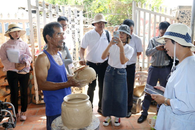Un artisan cham initie les visiteurs à l’art de la poterie traditionnelle, leur offrant une expérience culturelle à la fois vivante et immersive. Photo : VNA anh-4-1.jpg