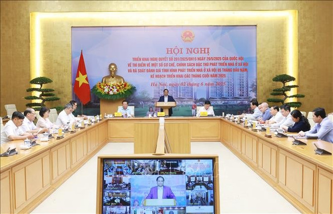 Le Premier ministre Pham Minh Chinh s'exprime lors de la conférence. Photo: VNA vna-potal-thu-tuong-chu-tri-hoi-nghi-ve-thi-diem-chinh-sach-dac-thu-phat-trien-nha-o-xa-hoi-stand-1.jpg