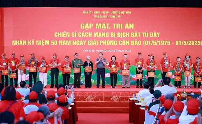Le chef du gouvernement offre des présents aux anciens soldats révolutionnaires vietnamiens qui ont subi l'emprisonnement ennemi, ainsi qu'à leurs familles. Photo: VNA uuidf03cd016-8f33-44ec-a217-109c198d6190code001library1type1mode1loctruecaptrue.jpg