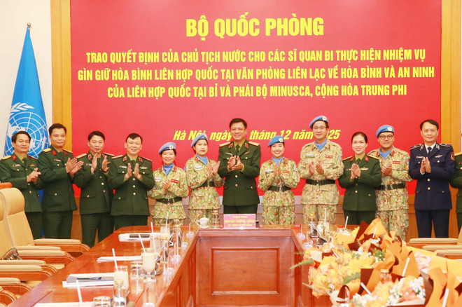 vna-potal-trao-quyet-dinh-cho-cac-si-quan-di-thuc-hien-nhiem-vu-gin-giu-hoa-binh-lien-hop-quoc-8505207.jpg