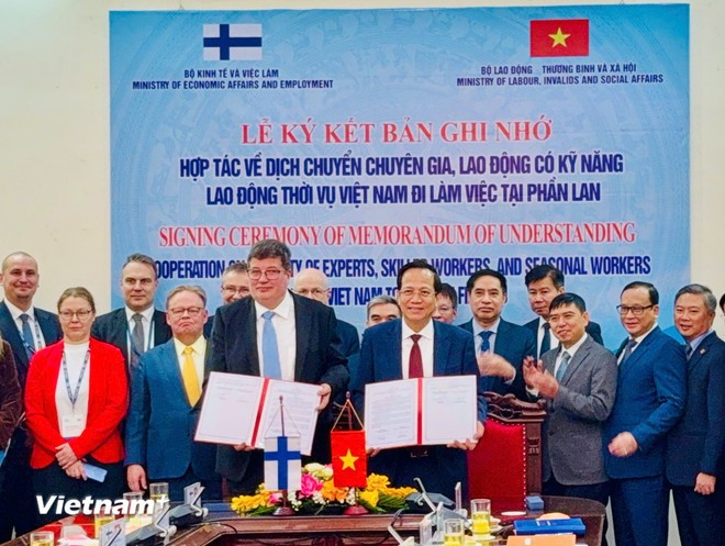 Signature d'un protocole d'accord entre le ministère du Travail, des Invalides et des Affaires sociales du Vietnam et le ministère des Affaires économiques et de l'Emploi de Finlande. Photo: VietnamPlus ky-ket-ban-ghi-nho-viet-nam-phan-lan.jpg