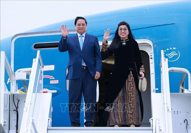 Le Premier ministre Pham Minh Chinh et son épouse entament leur visite officielle en Estonie. Photo: VNA vna-potal-thu-tuong-pham-minh-chinh-va-phu-nhan-bat-dau-chuyen-tham-chinh-thuc-estonia-stand-1.jpg