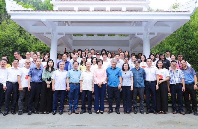 La directrice général de la VNA Vu Viêt Trang et des anciens dirigeants de la VNA, ainsi que les délégués. Photo: VNA z6933318666150-edb00d1922fae81415d29ca513937fc1.jpg