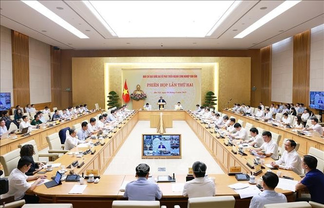 La deuxième réunion du Comité directeur national sur le développement de l'industrie des semi-conducteurs a eu lieu dans la matinée du 4 août à Hanoi, sous la présidence de son chef, le Premier ministre Pham Minh Chinh. Photo: VNA vna-potal-thu-tuong-chu-tri-phien-hop-lan-thu-hai-cua-ban-chi-dao-quoc-gia-ve-phat-trien-nganh-cong-nghiep-ban-dan-stand-1.jpg