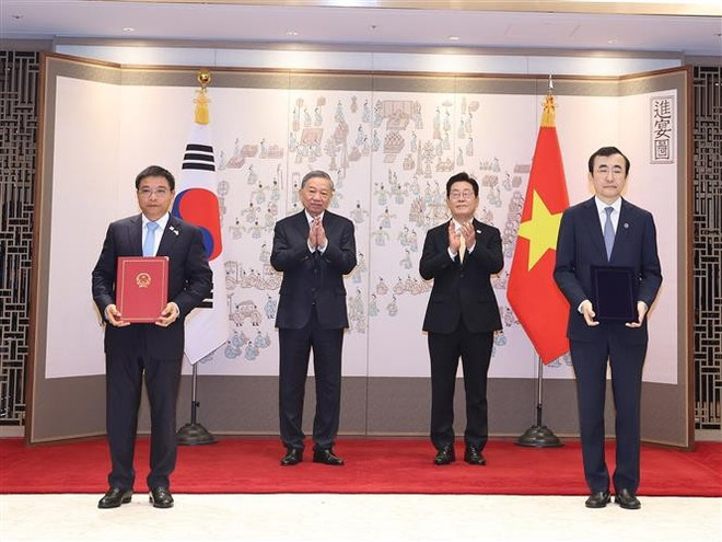 Le secrétaire général du Parti communiste du Vietnam (PCV) , Tô Lâm, et le président sud-coréen, Lee Jae Myung, assistent à la remise de protocole d’accord entre la Commission des valeurs mobilières du Vietnam et le Service sud-coréen de supervision financière (FSS – Financial Supervisory Service). photo: VNA vna-potal-tong-bi-thu-to-lam-va-tong-thong-han-quoc-chung-kien-le-trao-cac-van-kien-hop-tac-giua-hai-nuoc-8202787-1.jpg