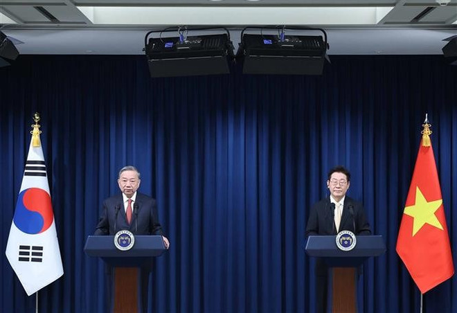 Les deux dirigeants vietnamien et sud-coréen. Photo: VNA vna-potal-tong-bi-thu-to-lam-va-tong-thong-han-quoc-lee-jae-myung-gap-go-bao-chi-8202873.jpg