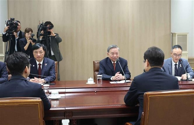 Le secrétaire général du Parti Tô Lâm s’entretient avec le président sud-coréen Lee Jae Myung. Photo: VNA vna-potal-tong-bi-thu-to-lam-hoi-dam-voi-tong-thong-han-quoc-lee-jae-myung-8202573.jpg