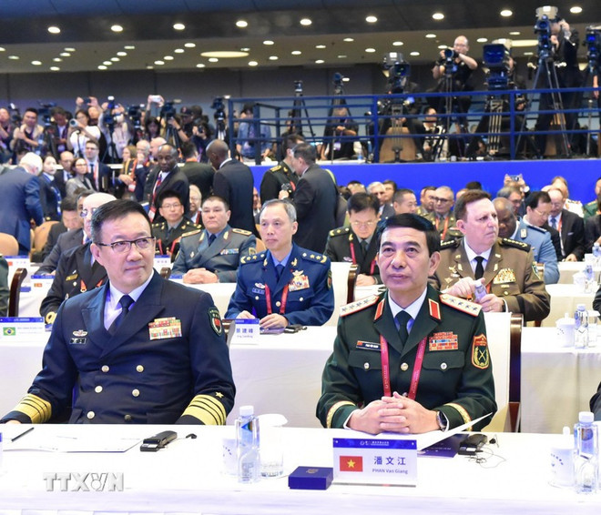 Le général Phan Van Giang, ministre de la Défense (droite) au forum. Photo: VNA dai-tuong-phan-van-giang-dien-dan-huong-son-1.jpg