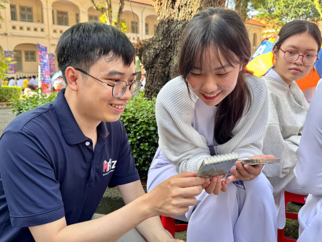 Des jeunes vietnamiens installent une application de prévention contre les arnaques sur les réseaux sociaux. Photo: VNA luadaoonline-2.jpg
