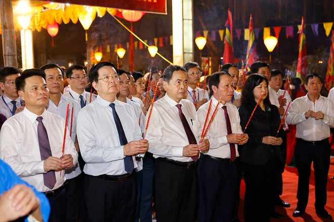 Le plus haut législateur Trân Thanh Mân à la commémoration du 725e anniversaire de la mort du héros national Trân Hung Dao. Photo: VNA vna-potal-chu-tich-quoc-hoi-du-le-tuong-niem-725-nam-ngay-mat-cua-anh-hung-dan-toc-tran-hung-dao-8334584.jpg