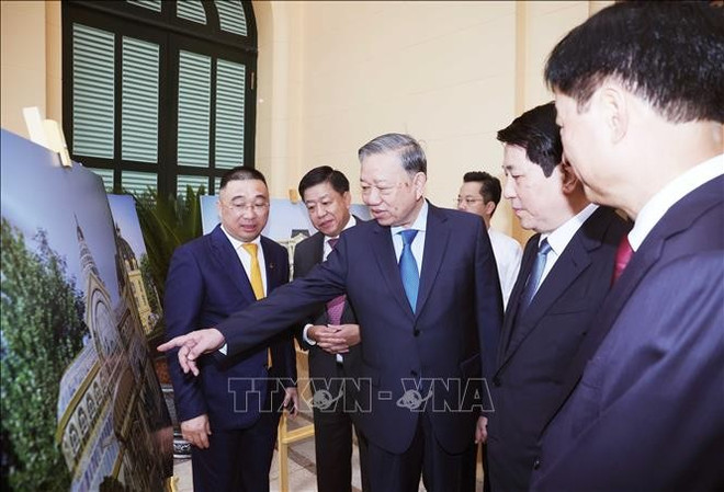 Le secrétaire général du Parti Tô Lâm et le président de la République Luong Cuong visitent le siège de travail de la Présidence de la République. Photo: VNA vna-potal-tong-bi-thu-va-chu-tich-nuoc-du-le-ban-giao-tru-so-lam-viec-co-quan-chu-tich-nuoc-stand-1.jpg