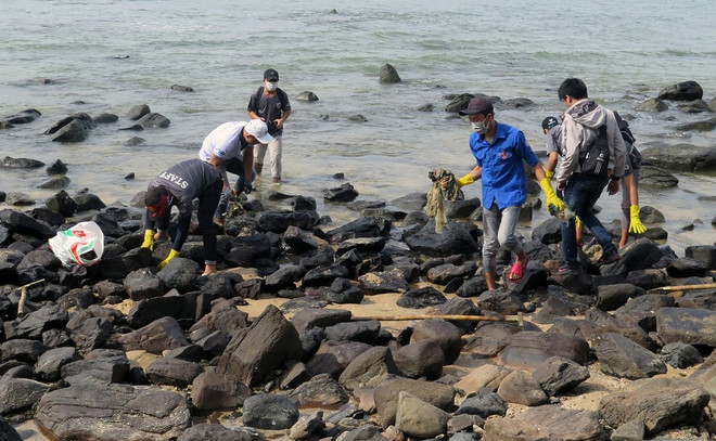 Des habitants de la province de Phu Yên participent au nettoyage de la plage de Hon Yên. Photo : VNA hon-yen-1.jpg