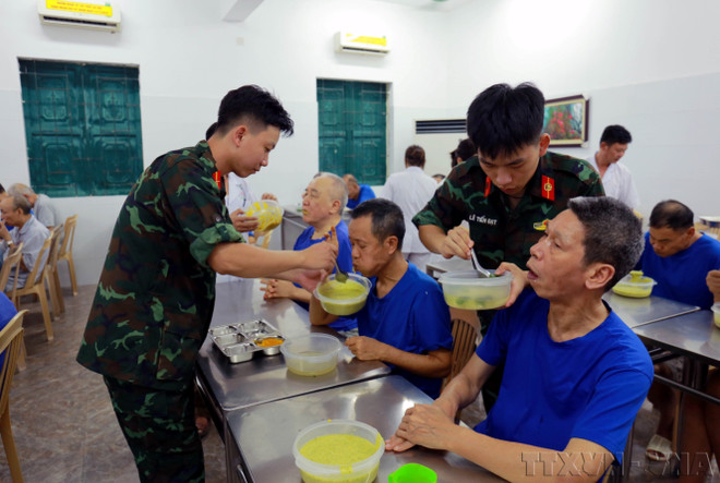 Des bénévoles soutiennent les invalides et malades de guerre au Centre de soins pour invalides de guerre de Kim Bang (quartier Tam Chuc, province de Ninh Binh). Photo : VNA anh-5.jpg