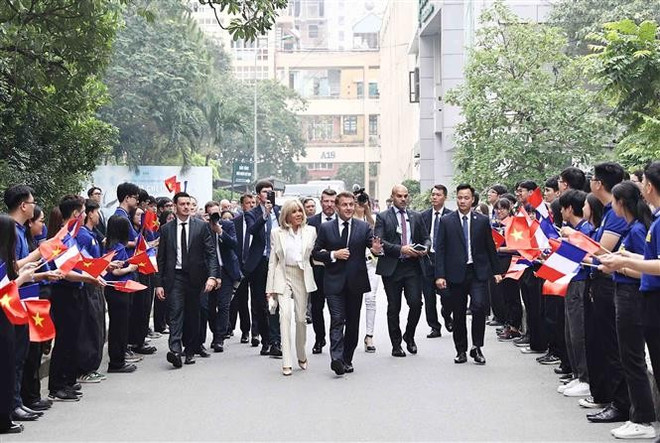 Le président français, Emmanuel Macron, et son épouse visitent l’Université des Sciences et Technologies de Hanoï (USTH), créée en vertu des accords bilatéraux signés en 2009 et 2018. Photo: VNA vna-potal-tong-thong-phap-va-phu-nhan-tham-truong-dai-hoc-khoa-hoc-va-cong-nghe-ha-noi-8057324.jpg