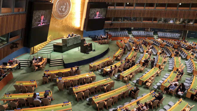 La séance plénière commémorative de l’Assemblée générale consacrée au 80e anniversaire de la signature de la Charte de l’ONU. Photo: VNA vna-potal-viet-nam-tai-khang-dinh-cam-ket-voi-hien-chuong-lhq-va-luat-phap-quoc-te-vi-hoa-binh-phat-trien-8120178.jpg