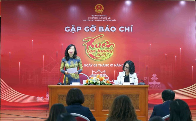 La vice-ministre des Affaires étrangères, Lê Thi Thu Hang. Photo: VNA vna-potal-chuong-trinh-gap-go-bao-chi-xuan-que-huong-2025-7798747.jpg