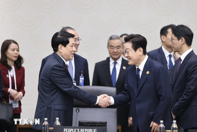 Le président de la République Luong Cuong (gauche) et le président sud-coréen Lee Jae Myung. Photo: VNA 0111-chu-tich-nuoc-apec-5.jpg