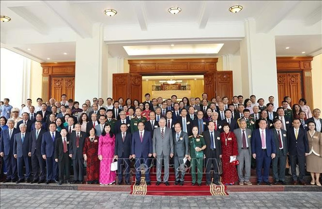 Le secrétaire général du Parti Tô Lâm, le Premier ministre Pham Minh Chinh et d'autres dirigeants du Parti et de l'Etat, avec 80 délégués lors de l'événement. Photo: VNA tong-bi-thu-to-lam-4.jpg