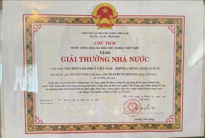 Le professeur Furuta a reçu le Prix d’État vietnamien en 2012 pour son travail de recherche « Famine de 1945 au Vietnam – Preuves historiques ». Photo: VNA 4.jpg