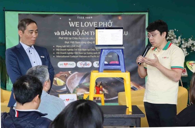 Un membre du "We Love Pho" présente e projet "Carte de la cuisine vietnamienne en Europe". Photo: VNA pho-viet-2.jpg