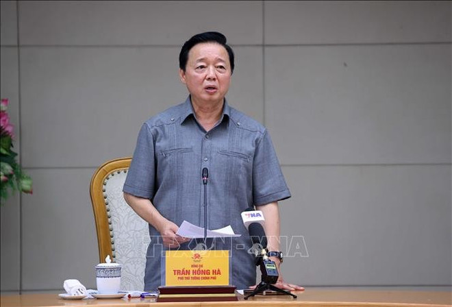Le vice-Premier ministre Trân Hông Ha s'exprime lors de la réunion. Photo: VNA chong-bao-22102025-01.jpg