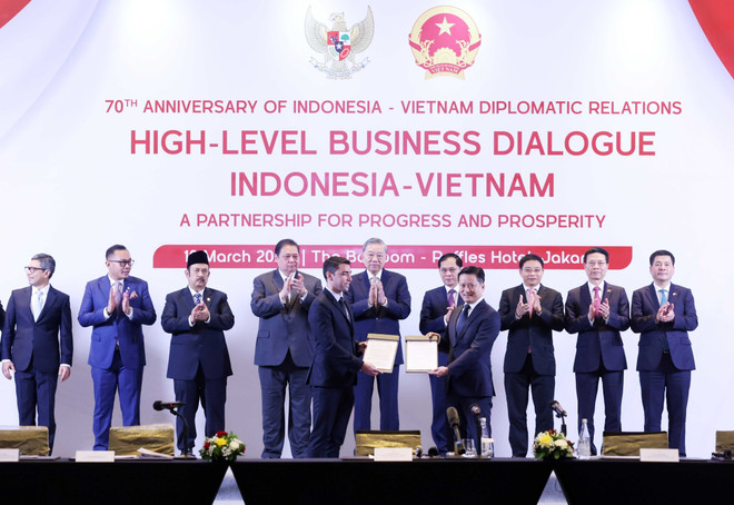 Le secrétaire général Tô Lâm à la cérémonie de signature et d’échange de plusieurs documents de coopération commerciale entre les deux pays. Photo: VNA vna-potal-tong-bi-thu-to-lam-du-toa-dam-doanh-nghiep-viet-nam-indonesia-7903810.jpg