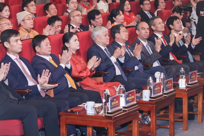 Dô Van Chiên, membre du Bureau politique, secrétaire du Comité central du Parti, président du Comité central du Front de la Patrie du Vietnam (FPV), ainsi que de représentants des ministères, des organes centraux et locaux, de l’ambassade de Cuba au Vietnam et d’organisations internationales, présents au programme. Photo: VNA f9c18293fe037ea53eded29a1546a9c5z7128979542074b5a91ff888722fc06b23391768f1ffb2-inrw.jpg