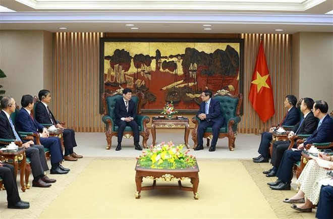 Le Premier ministre Pham Minh Chinh (droite) reçoit Yamamoto Ichita, gouverneur de la préfecture de Gunma (Japon), en visite de travail au Vietnam. Photo: VNA vna-potal-thu-tuong-tiep-thong-doc-tinh-gunma-nhat-ban-8351770.jpg