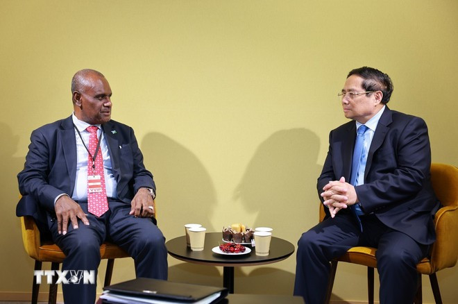 Le Premier ministre Pham Minh Chinh rencontre son homologue des Îles Salomon, Jeremiah Manele. Photo: VNA thu-tuong-pham-minh-chinh-gap-thu-tuong-quan-dao-solomon-jeremiah-manele-08-2.jpg